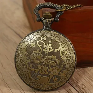 Detalle macro del intrincado grabado floral en un reloj de bolsillo vintage de latón