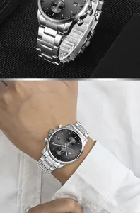 Close-up en lifestyle weergave van een WWOOR herenkwartshorloge van zilver roestvrij staal