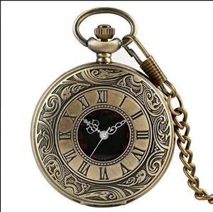 Elegante reloj de bolsillo vintage en bronce con números romanos y grabados de nubes