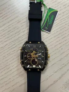 SMAEL Tonneau-Sportuhr mit Dual-Anzeige und schwarzem Gummiband in der Nahaufnahme.