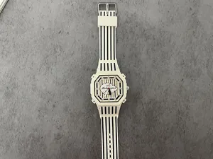 Vista dettagliata di un orologio alla moda con quadrante grande e cinturino rigato