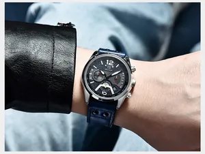 Nahaufnahme der Benyar Herren-Sportuhr mit blauem Lederarmband am männlichen Handgelenk