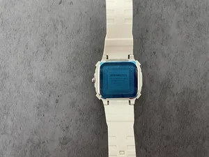 Vista dettagliata del retro in acciaio inossidabile di un orologio bianco da donna