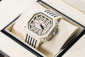 Primo piano di un orologio stile dopamina con lunetta ottagonale in una scatola beige