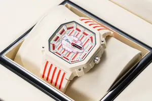 Vista dettagliata dell'orologio ottagonale color crema con cinturino a righe rosse