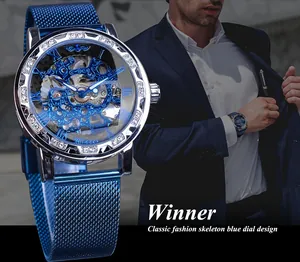 Détail de la montre squelette Winner pour homme avec bracelet en maille bleue et strass