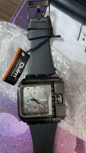 Detalle de cerca del reloj de cuarzo cuadrado Oulm con correa de cuero negro ajustable