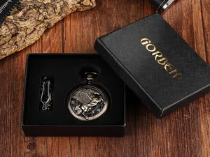 Vue détaillée d'une montre à gousset mécanique vintage avec un motif de Pégase gravé