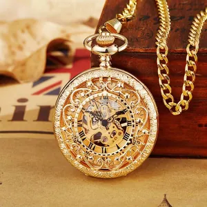 Gros plan détaillé d'une montre à gousset mécanique dorée au design évidé vintage.