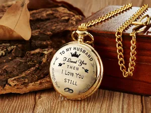 Vue détaillée de la montre à gousset vintage dorée gravée pour un cadeau de mari
