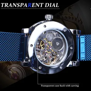 Détail du fond de boîtier transparent d'une montre mécanique avec bracelet en maille bleue.