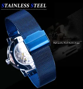 Vue détaillée du bracelet de montre en maille d'acier inoxydable bleu avec boucle à crochet.