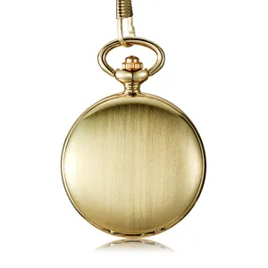 Rückansicht einer klassischen goldfarbenen Taschenuhr mit gebürsteter Metalloberfläche