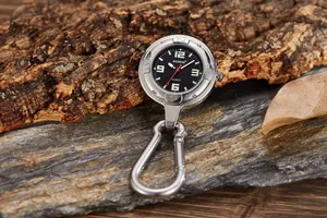 Nahaufnahme der leuchtenden Karabineruhr mit Quarzwerk auf rustikalem Steinhintergrund