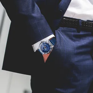 Gros plan de la montre squelette bleue Winner pour homme avec boîtier argenté et bracelet en maille.