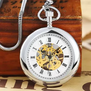 Gros plan d'une montre à gousset mécanique automatique en argent avec cadran squelette