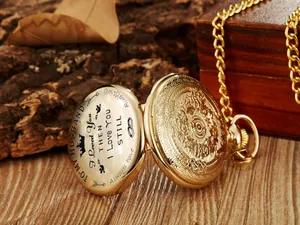 Détail de la gravure 'To My Husband' à l'intérieur d'une montre à gousset dorée vintage