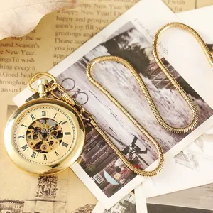 Gros plan d'une montre de poche mécanique vintage dorée avec cadran squelette.