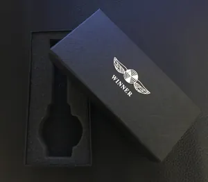 Vista dettagliata di una confezione regalo nera per orologio con logo Winner in argento