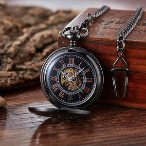 Gros plan d'une montre à gousset mécanique vintage avec cadran squelette et chaîne