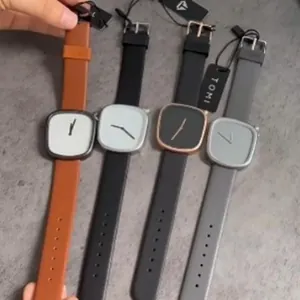 Reloj de cuarzo cuadrado minimalista con forma de guijarro y correa de cuero