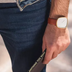 Reloj de cuarzo TOMI cuadrado minimalista con caja dorada y correa de cuero marrón