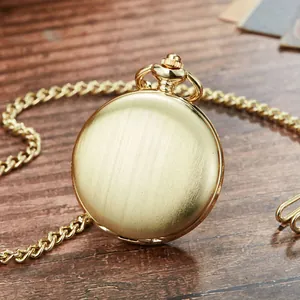 Elegante goldene Vintage Taschenuhr mit gebürstetem Metallgehäuse auf Holzhintergrund