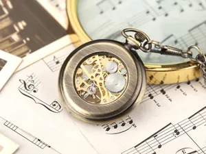 Vue détaillée du mouvement mécanique à engrenages d'une montre à gousset squelette bronze