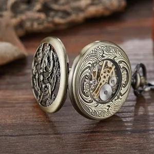 Détails d'une montre de poche mécanique vintage en bronze avec engrenages visibles