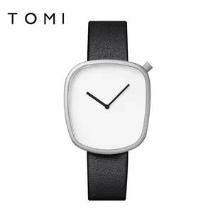Minimalistische TOMI Pebble Quarzuhr mit silbernem Gehäuse und schwarzem Lederarmband