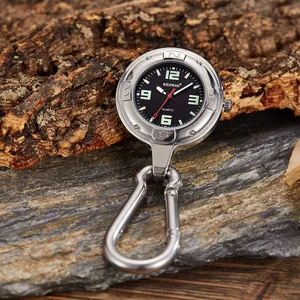 Leuchtende Karabiner-Bergsteigeruhr als Schlüsselanhänger mit Silberrahmen auf Steinhintergrund.