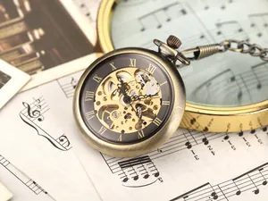 Montre à gousset mécanique en bronze sur d'anciennes partitions de musique vintage