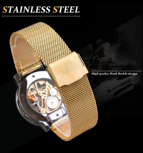 Détail du bracelet de montre à mailles dorées avec boucle crochet et mouvement mécanique