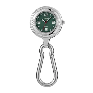 Silberne Karabiner-Schlüsseluhr mit dunkelgrünem Zifferblatt und Leuchtquarzwerk