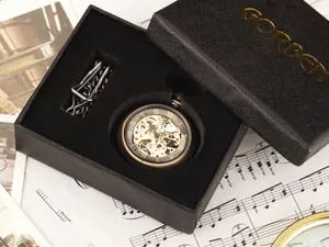 Vue détaillée d'une montre à gousset mécanique squelette en bronze dans son coffret