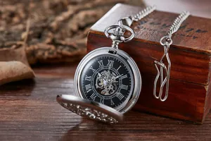 Vue détaillée des engrenages d'une montre à gousset mécanique rétro au motif floral