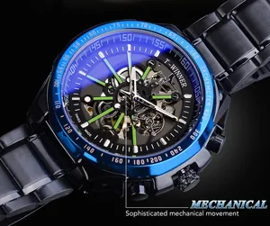 Primo piano orologio meccanico scheletrato T-WINNER con lunetta blu e cinturino nero