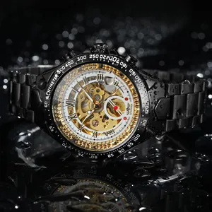 Nahaufnahme der WINNER Skelett-Automatik-Herrenuhr mit Wassertropfen auf schwarzem Stahl