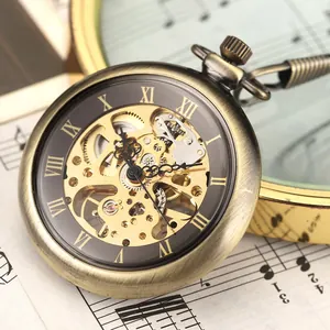 Vue macro détaillée de la montre à gousset mécanique squelette en bronze avec rouages