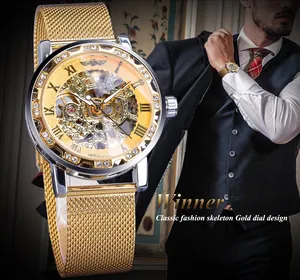 Gros plan de la montre mécanique Winner squelette pour homme avec bracelet doré