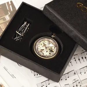 Détail macro d'une montre à gousset mécanique squelette en bronze dans son coffret cadeau