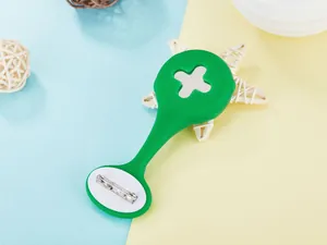 Rückansicht der grünen Silikon-Krankenschwesteruhr-Hülle mit sicherem Metall-Sicherheitsclip