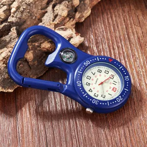 Detailansicht der blauen Karabineruhr mit Kompass und Leuchtzifferblatt für Outdoor
