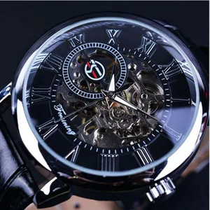Macro dell'orologio meccanico scheletrato Forsining con quadrante nero e cinturino in pelle