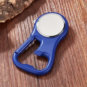 Nahaufnahme einer blauen multifunktionalen Karabineruhr mit Flaschenöffner-Werkzeug