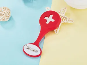 Rückansicht der roten Silikon-Krankenschwesteruhr-Hülle mit sicherem Metallstift