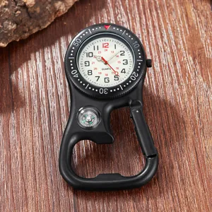 Detailaufnahme einer Multifunktionsuhr mit Kompass, Karabiner und Flaschenöffner.