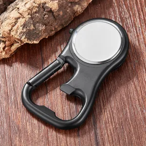 Detaillierte Rückansicht der multifunktionalen schwarzen Karabineruhr mit Flaschenöffner