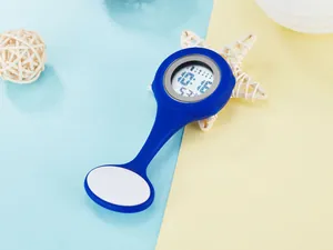 Detailansicht blaue Silikon-Krankenschwesteruhr mit digitaler LCD-Zeitanzeige