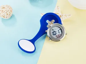 Nahaufnahme einer blauen Silikon-Pflegeuhr mit einem klaren digitalen LCD-Display